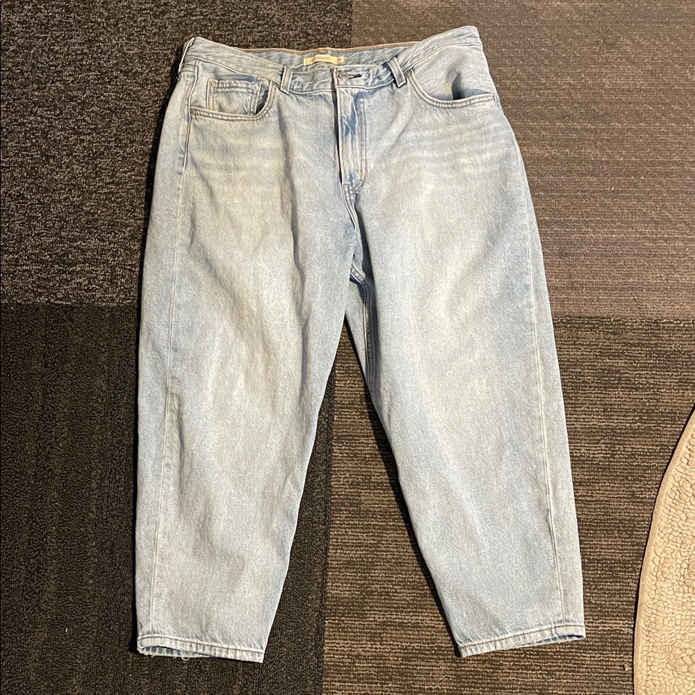 Levi's loose taper crop 32 light wash woman’s